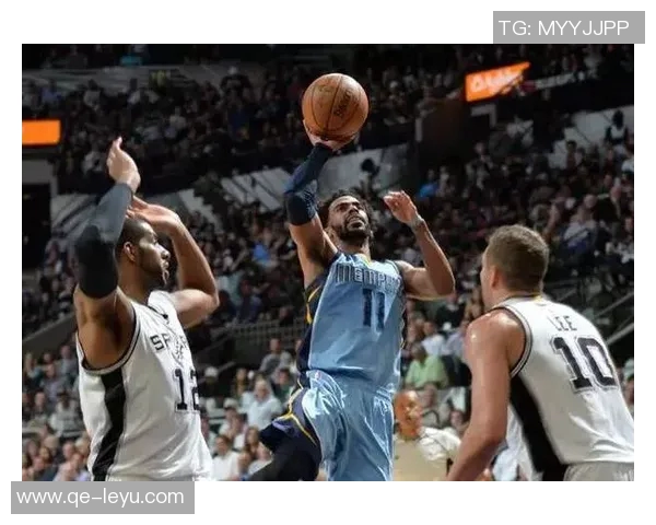 管子煜在对阵马刺的比赛中展现出突破勇气展现出优秀比赛气质 管子煜在对阵马刺的比赛中展现出突破勇气展现出优秀比赛气质