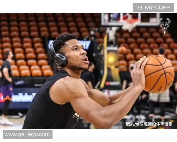 字母哥身穿43号球衣训练双臂肌肉线条惊艳全场引发热议 字母哥身穿43号球衣训练双臂肌肉线条惊艳全场引发热议